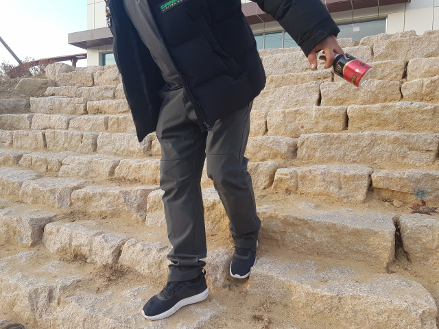 부실공사 논란이 일고 있는 상주 자전거 이야기촌 진입로 자연석 계단. 한 시민의 발이 계단 돌 사이에 끼일 정도로 틈새가 넓다. 고도현 기자