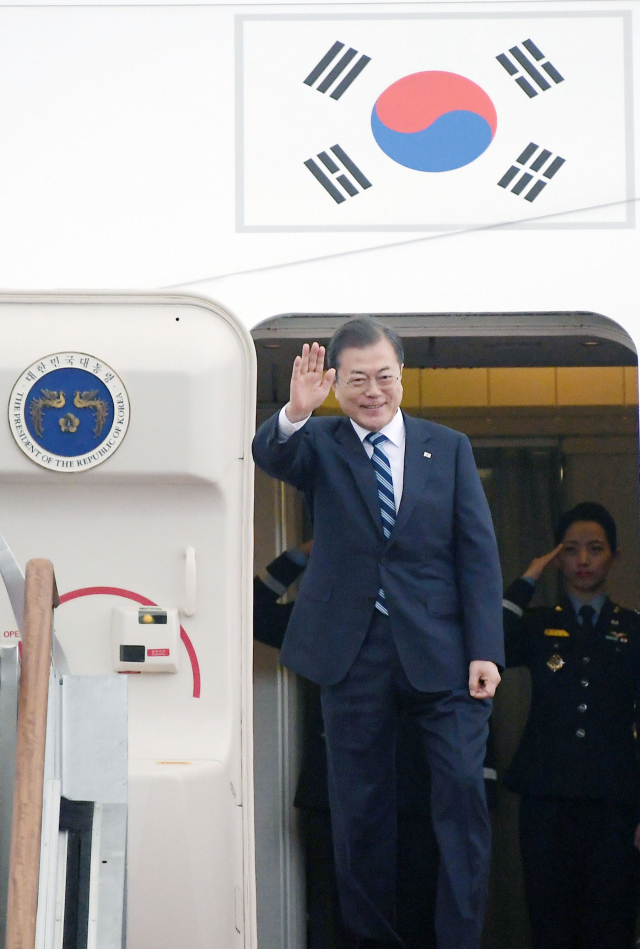 중국에서 열리는 한중일 정상회의에 참석하는 문재인 대통령이 23일 오전 서울공항 공군1호기에서 환송인사들에게 손을 흔들고 있다. 연합뉴스