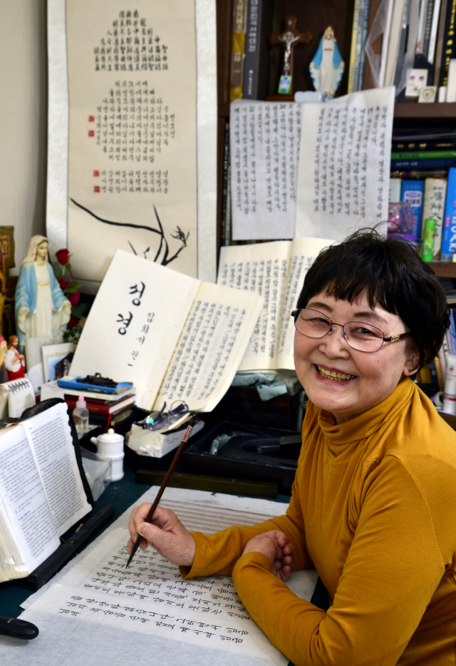 14년 동안 화선지에 성경을 필사하고 있는 백순희 씨는 