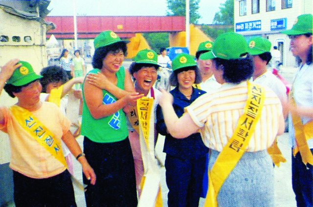 1980년 영주시의 한 부녀회 회원들이 새마을운동 차원으로 질서계도 운동을 하고 있다. 경북도 제공