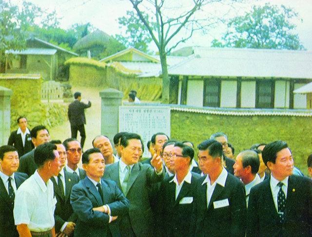 1970년 박정희 전 대통령(앞줄 왼쪽 두번째)이 포항 영일만 기계면을 방문, 새마을 운동을 독려하고 있다. 경북도 제공