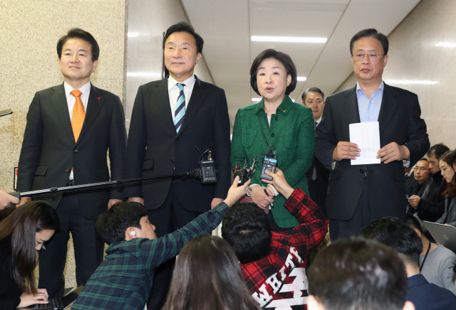 바른미래당 손학규 대표와 야당 대표들이 23일 오전 서울 여의도 국회에서 석패율제 포기, 선거법 일괄상정 등 합의안을 발표한 뒤 입장을 밝히고 있다. 민주평화당 정동영 대표, 바른미래당 손학규 대표, 정의당 심상정 대표, 대안신당 유성엽 창당준비위원장. 연합뉴스