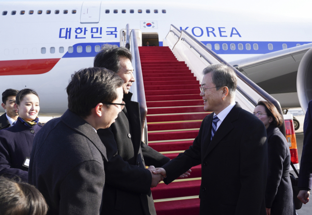 문재인 대통령이 23일 중국 베이징 서우두 공항에 도착, 뤄자오후이 중국 외교부 부부장과 인사하고 있다. 문 대통령은 베이징에서 시진핑 중국 국가주석과 정상회담 후 쓰촨성 청두에서 열리는 한중일 정상회의에 참석한다. 연합뉴스