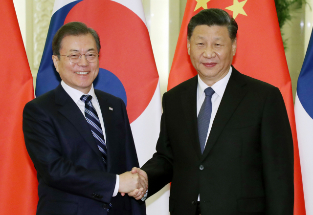 문재인 대통령과 시진핑 중국 국가주석이 23일 베이징 인민대회당에서 정상회담 전 악수하고 있다. 연합뉴스