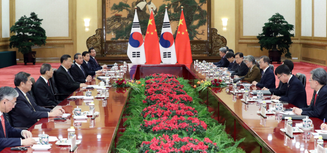 문재인 대통령과 시진핑 중국 국가주석이 23일(현지시간) 베이징 인민대회당에서 정상회담을 하고 있다. 연합뉴스