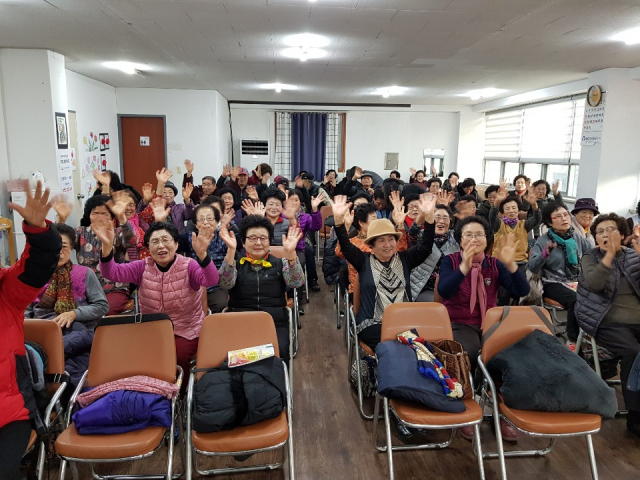 대구 서구의 한 노인복지관에서 어르신들이 음악 및 율동으로 신체활동을 하고 있다. 독자제공