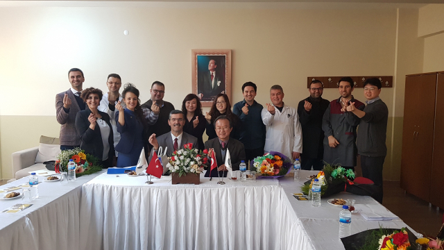 김준호(가운데) 경상북도교육청연구원장 등 대표단이 터키 부르사주(Bursa Province)를 방문해 현지 교육국과 MOU를 체결하고 기념사진을 촬영하고 있다. 경북교육청 제공