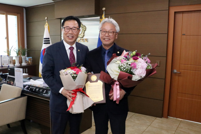 청도군의회 박기호 의장(왼쪽)과 이경동 의원이 20일 각각 