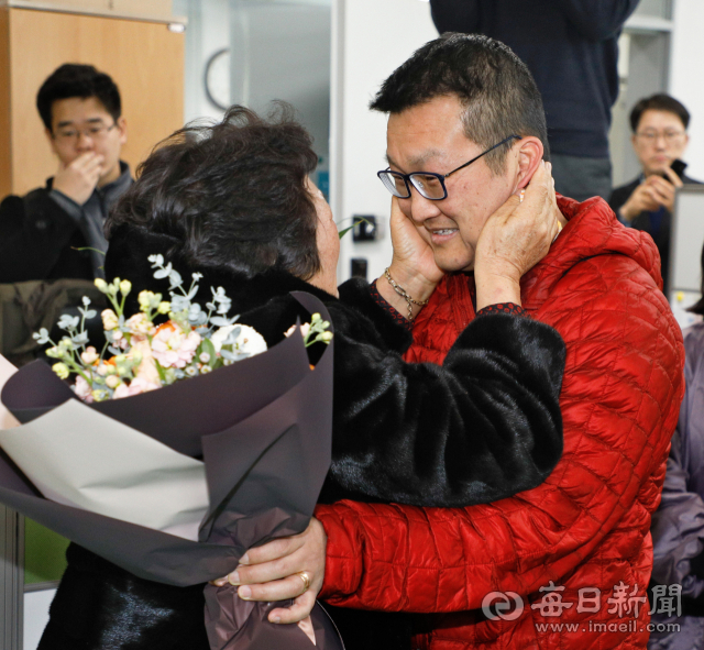 6살 때 대구에서 실종된 손동석(37·미국명 숀 페티프런) 씨와 그의 어머니가 23일 대구경찰청에서 32년 만에 상봉하고 있다. 우태욱 기자 woo@imaeil.com