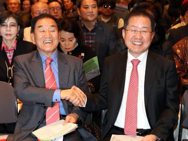 (좌) 이재오 국민통합연대 창립준비위원장 (우) 홍준표 전 자유한국당 대표 (연합뉴스)