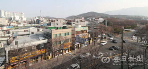 23일 대구시 신청사 부지로 결정된 달서구 옛 두류정수장(오른쪽)과 주변 주택가. 성일권 기자 sungig@imaeil.com