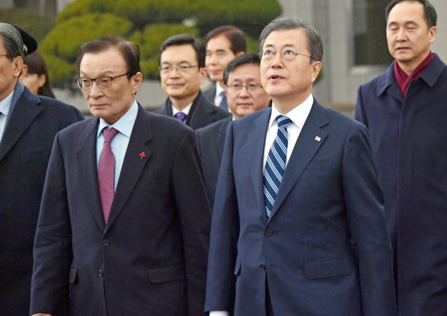 중국에서 열리는 한중일 정상회의에 참석하는 문재인 대통령이 23일 서울공항에서 환송 나온 더불어민주당 이해찬 대표 등과 이동하고 있다. 연합뉴스