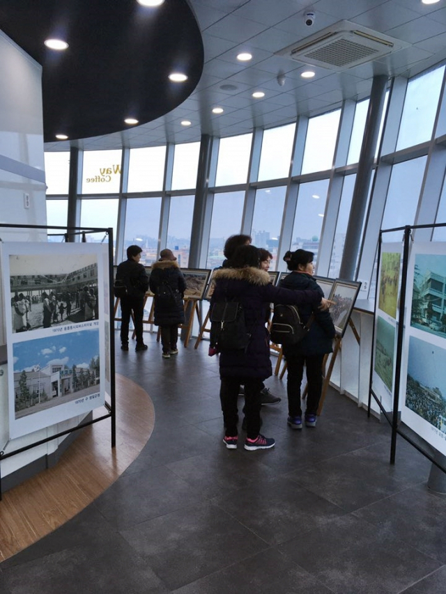 포항운하 4층 전망대에서 포항의 옛 사진전이 열리고 있다. 포항크루즈 제공.