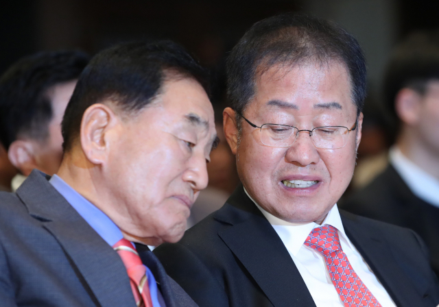 23일 서울 중구 프레스센터에서 열린 국민통합연대 창립대회에서 이재오 창립준비위원장(왼쪽)과 홍준표 전 자유한국당 대표가 이야기를 나누고 있다. 연합뉴스