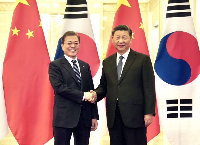 문재인 대통령과 시진핑 중국 국가주석이 23일 베이징 인민대회당에서 정상회담 전 악수하고 있다. 연합뉴스
