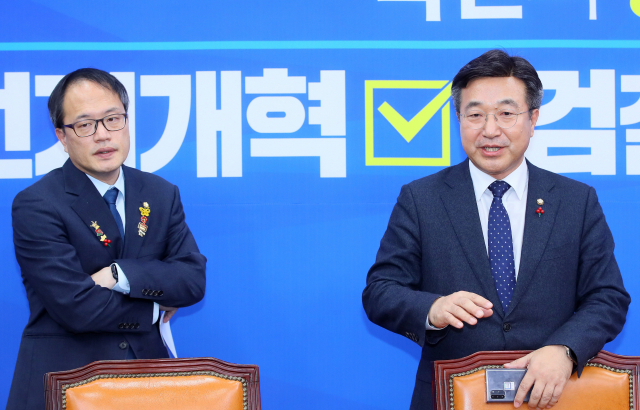 더불어민주당 윤호중 사무총장(오른쪽)과 박주민 의원이 23일 국회에서 