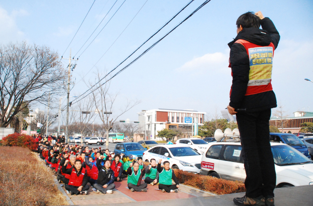 경산의 3개 택시법인의 택시기사 100여명이 23일 경산시청 앞에서 집회를 하면서 구호를 외치고 있다.