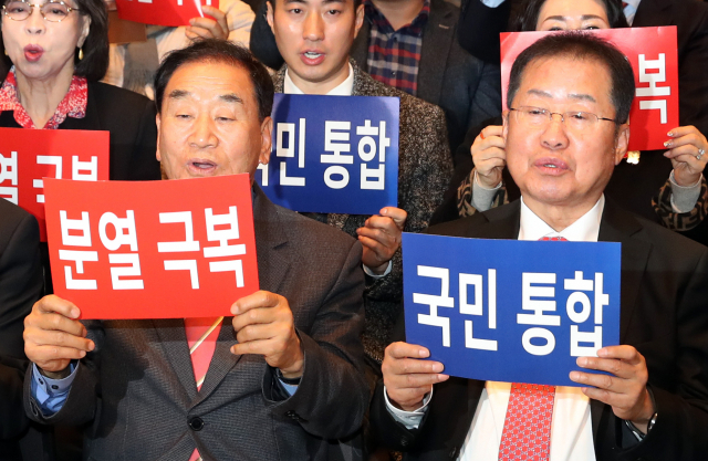 23일 서울 중구 프레스센터에서 열린 국민통합연대 창립대회에서 이재오 창립준비위원장(왼쪽)과 홍준표 전 자유한국당 대표가 손팻말을 들고 구호를 외치고 있다. 연합뉴스