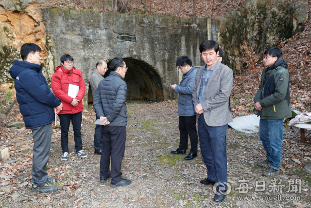 23일 정경윤(맨 앞) 대구지방환경청장과 대구시, 달성군 공무원들이 달성군 가창면 한 야산에 자리한 폐광산 입구를 살펴보고 있다. 우태욱 기자 woo@imaeil.com