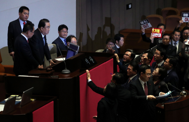 자유한국당 의원들이 23일 오후 국회 본회의장에서 문희상 국회의장이 본회의를 개의하자 항의하고 있다. 연합뉴스