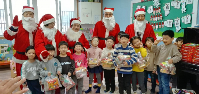 대한노인회 달서구지회 산타선물 나눔