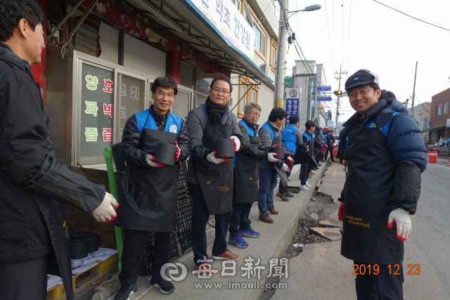 지난 23일 경상북도개발공사 안종록 사장과 봉사단, 이종열 경북도의원, 유수호 영양부군수 등이 참석한 가운데 연탄배달봉사를 시행했다. 경북개발공사 제공