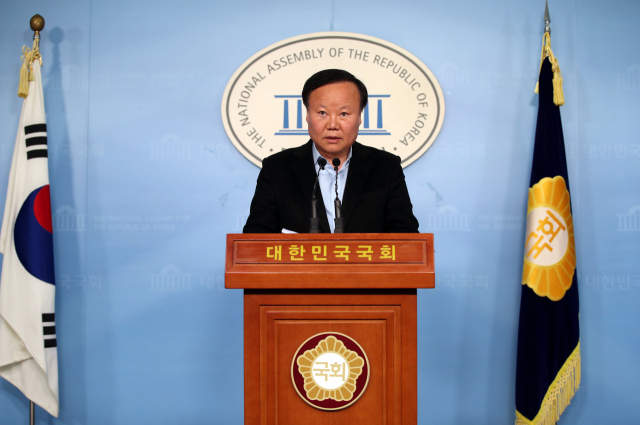 자유한국당 김재원 정책위의장이 24일 오전 국회 정론관에서 현안 관련 기자회견을 하고 있다. 연합뉴스