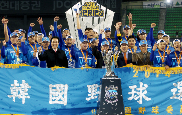 삼성 라이온즈가 2014년 11월 11일 서울 잠실구장에서 열린 한국시리즈 6차전 넥센 히어로즈와의 경기에서 승리하며 시리즈 전적 4승 2패로 우승 트로피를 들어올렸다. 삼성 라이온즈 제공