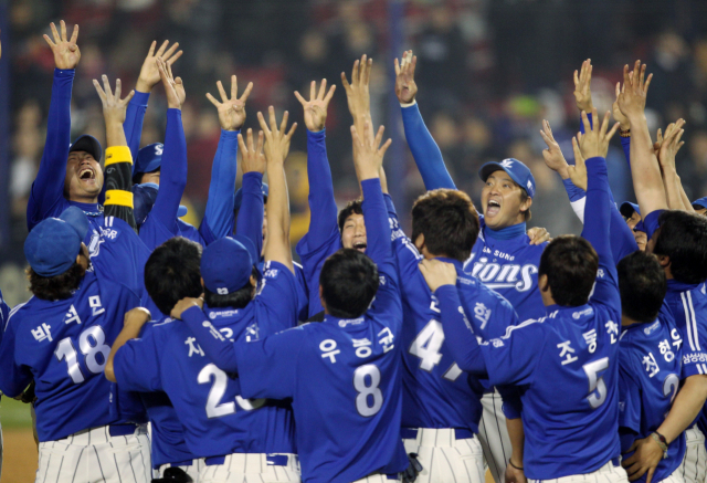 2014년 11월 11일 서울 잠실구장에서 열린 한국시리즈 6차전 넥센 히어로즈와의 경기에서 승리한 삼성 라이온즈 선수들이 프로야구 사상 최초 4년 연속 통합우승을 의미하는 숫자 