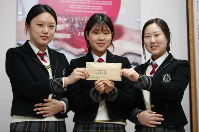 상서고 학생들이 24일 매일신문을 방문해 학교 행사 수익금 277만원을 건넸다.(왼쪽부터 이승현, 도지현, 한은미 양) 김영진 기자 kyjmaeil@imaeil.com