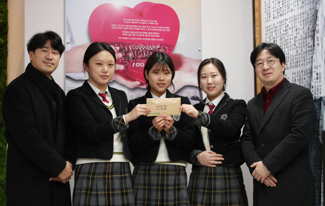 상서고는 지난 2013년부터 학교 행사를 통한 수익금을 매일신문에 전달하고 있다. 이들은 24일 크리스마스 이브를 맞아 매일신문을 찾아 성금을 전달하고 이웃들을 위해 써달라고 했다.(왼쪽부터 박준한 상서고 학생생활책임교사, 이승현, 도지현, 한은미 양, 이창호 상서고 교감) 김영진 기자 kyjmaeil@imaeil.com
