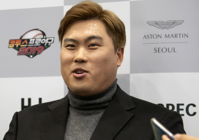 토론토 블루제이스와 4년 8천만달러(약 929억4천만원)에 계약 합의한 류현진(32)이 메디컬 테스트를 위해 25일 현지로 출국한다. 연합뉴스