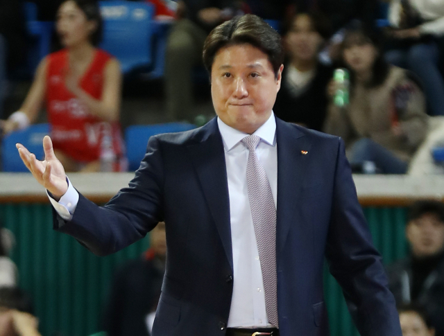 서울 SK 나이츠 문경은(48) 감독이 마이크를 경기 중 착용한다. 연합뉴스