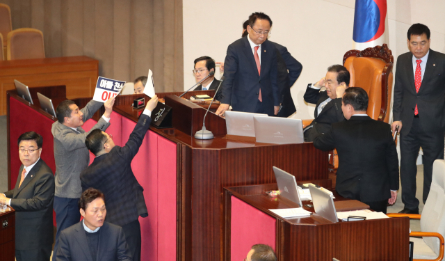 문희상 국회의장이 23일 오후 국회 본회의에서 무제한 토론을 인정해 달라는 자유한국당 박대출 의원의 계속된 항의에 귀를 막고 있다. 연합뉴스