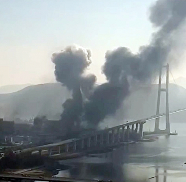 24일 오후 전남 광양시 포스코 광양제철소 폭발 사고가 발생해 검은 연기가 나고 있다. 연합뉴스