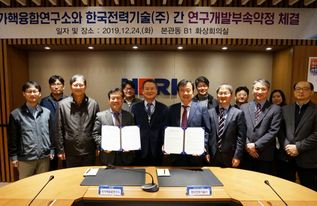 한국전력기술과 국가핵융합연구소는 테스트 블랭킷 모듈시스템 연구를 향후 6년간 공동 수행하기로 하는 협약을 24일 체결하고 기념촬영을 하고 있다. 한국전력기술 제공