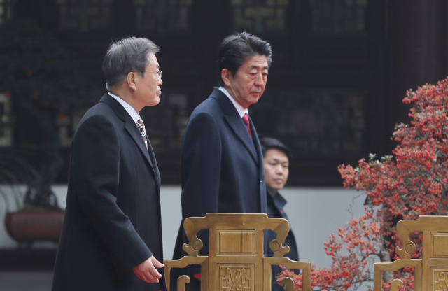 문재인 대통령과 아베 일본 총리가 24일(현지시간) 한중일 협력 20주년 행사가 열리는 중국 쓰촨성 청두 두보초당에 입장하고 있다. 두보초당은 당나라 시인 두보가 머무른 곳이다. 연합뉴스