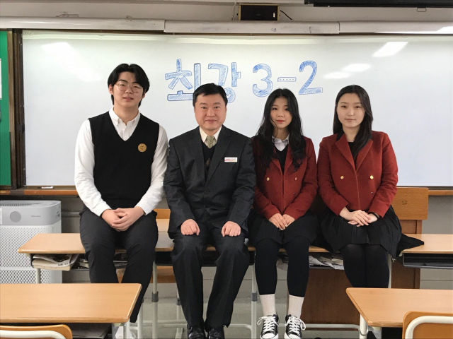 경북예고는 2020학년도 대학입시 수시모집에서 서울대 합격생 7명을 배출했다. 그 가운데 3명은 한 학급 친구들이어서 더 눈길을 끈다. 유승호(왼쪽), 서지형, 박제니(왼쪽에서 세번째와 네번째) 학생이 그 주인공. 가운데는 이들을 가르친 도중환 담임 교사다. 경북예고 제공