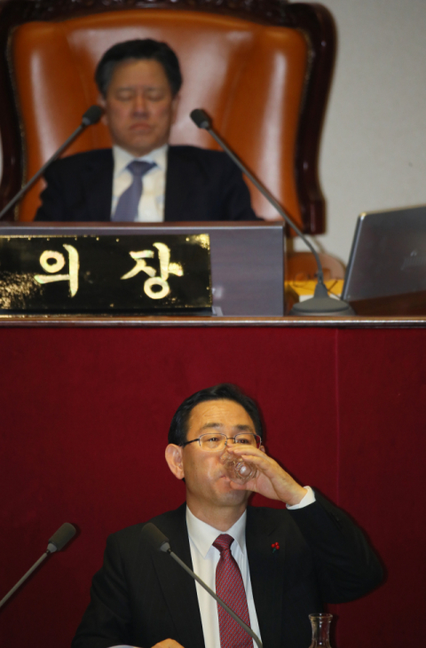 필리버스터 첫 주자로 나선 자유한국당 주호영 의원이 24일 국회 본회의에서 