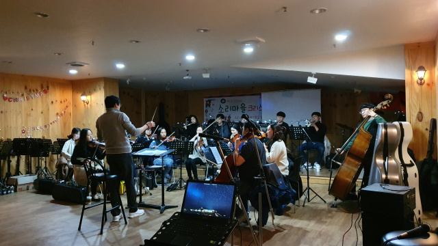 경북 구미교향악단이 12월 21일 구미공단 조성 50주년을 기념해 열린 창작 뮤지컬 