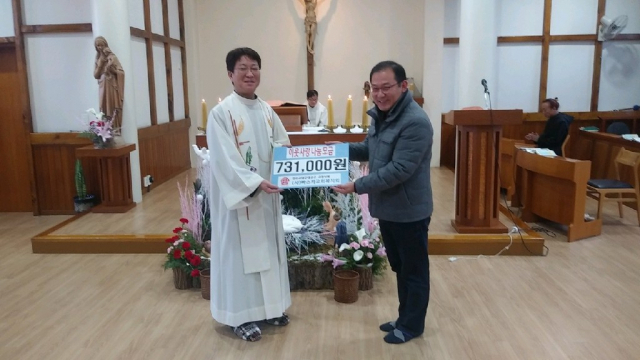 빠스카교화복지회는 25일 분도노인마을을 방문해 이웃사랑 나눔모금액 73만1천원을 전달했다. 빠스카교화복지회 제공