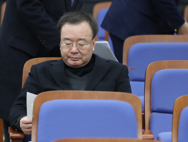 강효상 자유한국당 의원이 19일 오후 서울 여의도 국회에서 열린 의원총회에서 자료를 보고 있다. 연합뉴스