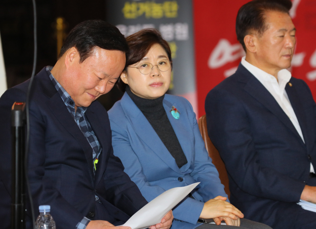 자유한국당 김재원 정책위의장(왼쪽)이 25일 국회 로텐더홀에서 열린 원내대표-최고중진연석회의에서 김정재 원내대변인과 대화하며 미소짓고 있다. 연합뉴스