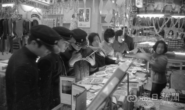 1970년대 대구시내 한 잡화점에서 연하장을 고르고 있는 학생과 여성들의 모습. 매일신문 DB.