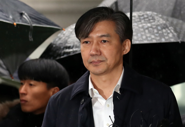 유재수 전 부산시 경제부시장에 대한 청와대 감찰을 무마했다는 의혹으로 검찰 수사를 받아 온 조국 전 법무부 장관이 26일 서울 송파구 서울동부지법에서 열린 구속 전 피의자 심문(영장실질심사)에 출석하고 있다. 연합뉴스