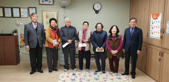 대한노인회 대구북구지회최근 불우이웃 4명에게 금일봉을 전달했다.