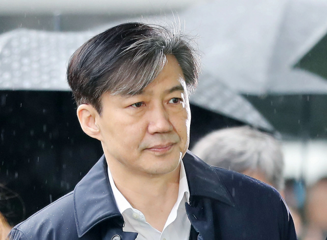 유재수 전 부산시 경제부시장에 대한 감찰무마 의혹을 받는 조국 전 법무부 장관이 26일 오전 서울 송파구 서울동부지법에서 구속 전 피의자 심문을 받기 위해 출석하고 있다. 자료사진 연합뉴스
