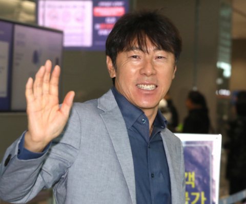 신태용 감독이 인도네시아 축구 대표팀 감독 계약을 위해 26일 오전 인천국제공항을 통해 인도네시아로 출국하고 있다. 연합뉴스