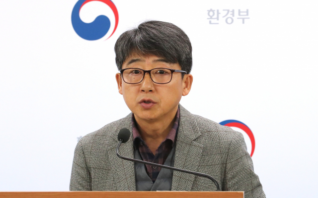 국립생태연구원 차진열 생태조사연수실장이 지난 24일 오전 세종시 정부세종청사에서 경북 내성천에 야생생물 1,418종 서식 확인 브리핑을 하고 있다. 연합뉴스