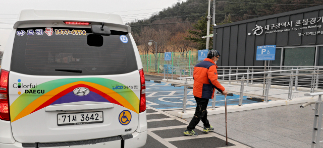 26일 오전 대구장애인론볼연맹 회원들이 나드리콜 차량을 이용해 경기장을 찾고 있다. 김영진 기자 kyjmaeil@imaeil.com